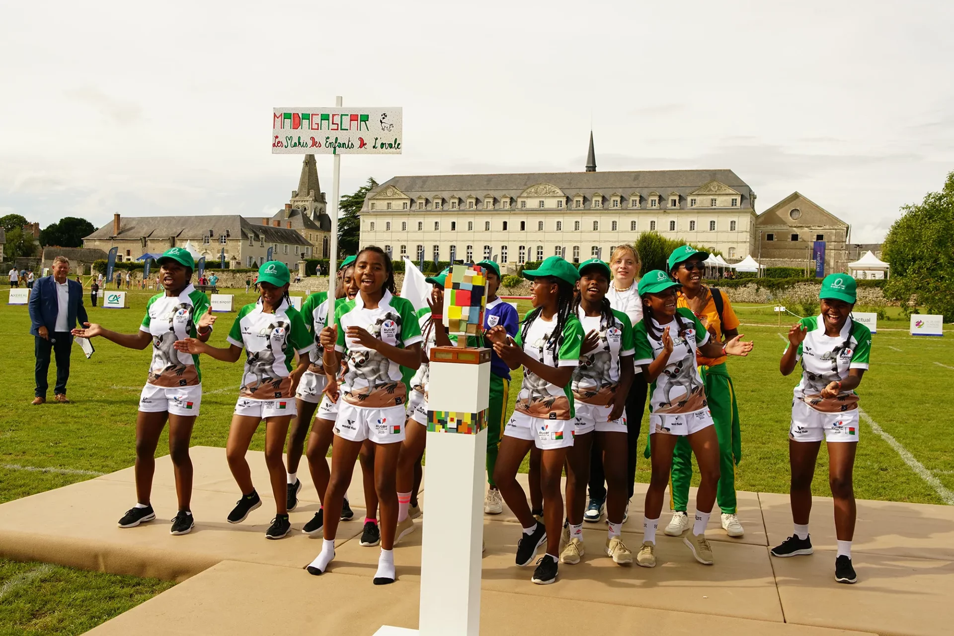 Rugby Heritage Cup Pontlevoy équipe féminine de Madagascar autour de la coupe du tournoi